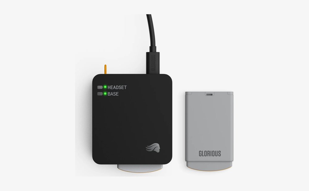 Laadstation en wisselbaar accupakket van de Glorious GHS Wireless InfinitePlay